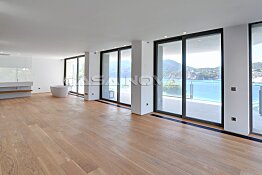 Modernes Hauptschlafzimmer mit Terrassenzugang 