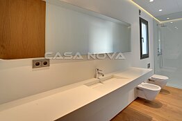 Modernes Badezimmer mit Glasdusche 