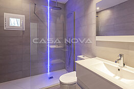 Modernes Badezimmer mit LED- Lichtern 