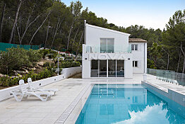 Frontansicht der Mallorca Villa mit Pool