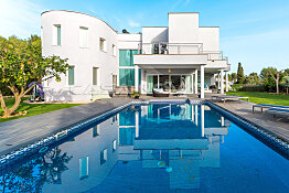 Luxus Immobilie mit Pool und Garten