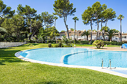 Mediterraner Gartenbereich mit Pool