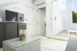Modern eingerichtetes Schlafzimmer mit kleiner Terrasse