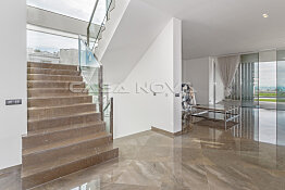 Eleganter und lichtdurchfluteter Treppenaufgang der Mallorca Villa