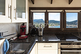 Vollausgestattete Einbauküche mit schönen Fensterelementen
