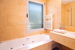 Mediterranes Badezimmer mit Badewanne